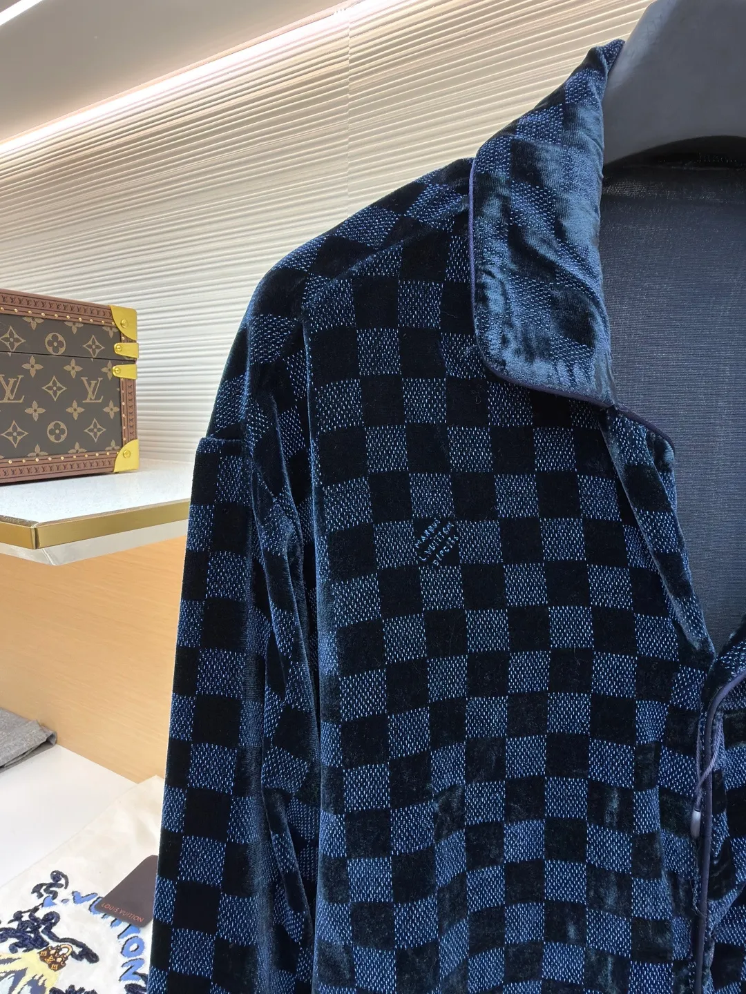 LOUIS VUITTON velvet checkerboard printed shirt ●Original version: purchased and developed for 17700 ●Item number: 1681273-B70 ●Fabric: rayon blended velvet fabric ●Technology: printing production ●Color: blue and black plaid ●Version: fitted version ●Weight: about 345 grams ●Size: XS-S-M-L ●Description: Made of nylon + rayon blended velvet fabric, scanned the Y pattern to make the pattern, using a mechanical mesh of 120 mesh, a large round mesh, the slurry is mixed with powder slurry + glue, and the finished cloth is washed in a rope shape to remove the surface prints The flower paste material and the flower position of the cutting pieces are cut with positioning flowers. All single pieces are cut from the rough pattern and manually re-arranged to correct the flower position. The door cuffs are made of rayon satin wrapped with a 0.1cm wide cotton core and are matched with hand-stitched hardware buttons with glossy finish. The overall routing is straight and delicate, the fabric is comfortable and soft, the color is consistent and there is no color difference, it can be matched with the same style to create a fashionable look, and can be used in various occasions, customized accessories, complete with three standards, the same style for men and women!